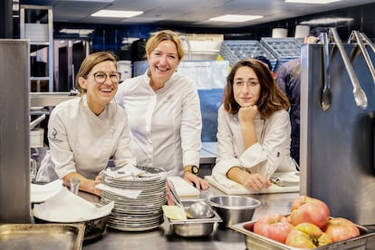 Las cocineras Carlota Claver. Iolanda Bustos y Laura Veraguas comparten la cocina del restaurante Fire.