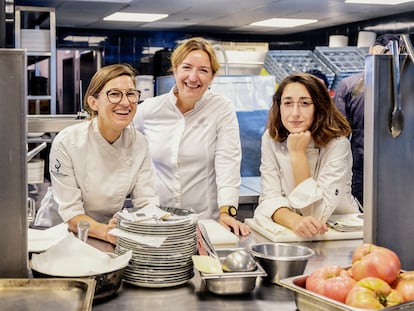 Las cocineras Carlota Claver. Iolanda Bustos y Laura Veraguas comparten la cocina del restaurante Fire.