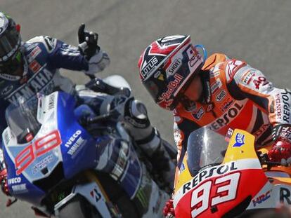 Lorenzo recrimina a Márquez su adelantamiento. 