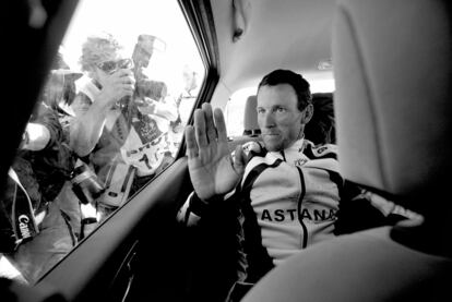 El siete veces ganador del Tour de Francia, Lance Amstrong, saluda a los medios después de quedar quinto en la etapa más dificultosa de la carrera en Mount Ventoux, el 25 julio.