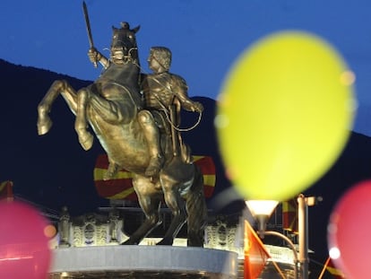 La estatua de Alejandro Magno de la principal plaza de Skopje.