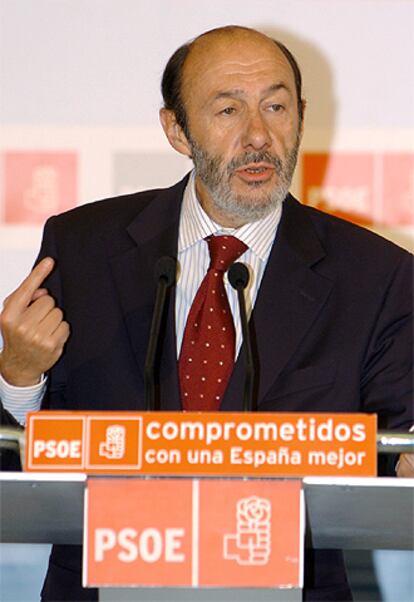 Rubalcaba, en el plenario de la organización sectorial de la Sociedad de la Información de su partido.