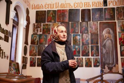 La religiosa Liubov Alekseyevna muestra los iconos del santuario de Lesnaya Dacha, en Severodonetsk.