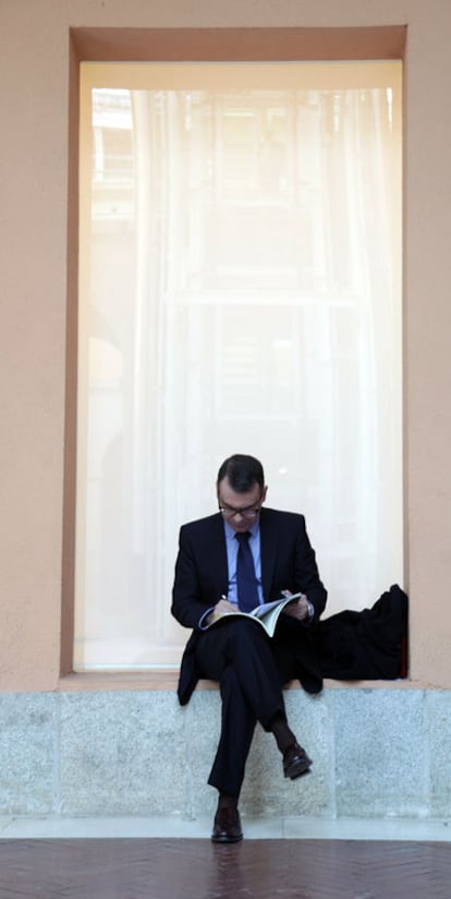 El alcalde de Parla, José María Fraile, ayer en la sede del Gobierno regional en la Puerta del Sol.