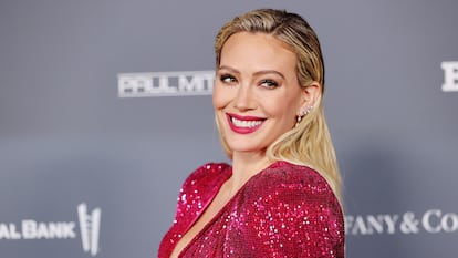 Hilary Duff posa ante los fotógrafos en la gala Baby2Baby en noviembre de 2021 en Hollywood, California.