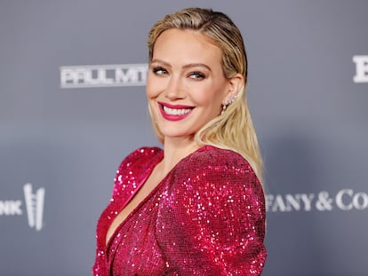 Hilary Duff posa ante los fotógrafos en la gala Baby2Baby en noviembre de 2021 en Hollywood, California.