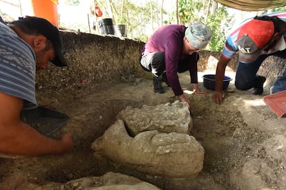 Verónica Vázquez sacando las esculturas mayas de la época Preclásica en la periferia de Aguada Fénix (México).