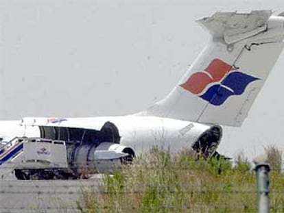 El avión que tuvo que efectuar un aterrizaje forzoso, ayer tarde en el aeropuerto de L'Alet.