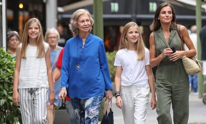 La reina Letizia, con sus hijas y la reina Sofía, por las calles de Palma.