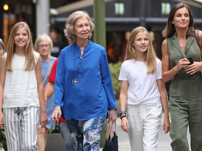 La reina Letizia, con sus hijas y la reina Sofía, por las calles de Palma.