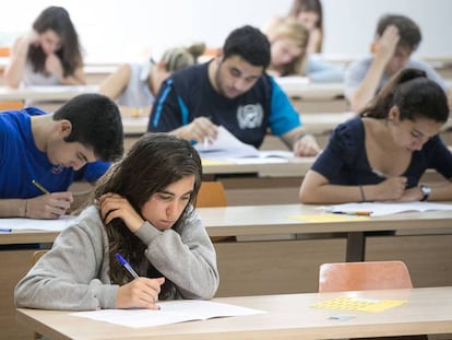 Alumnos de bachillerato durante un examen de Selectividad.