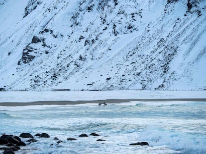 En la playa escandinava de Unstad, el calor de la Corriente del Golfo ofrece todo el año un agua sin hielo. En la imagen, dos surfistas se preparan antes de adentrarse en el mar.