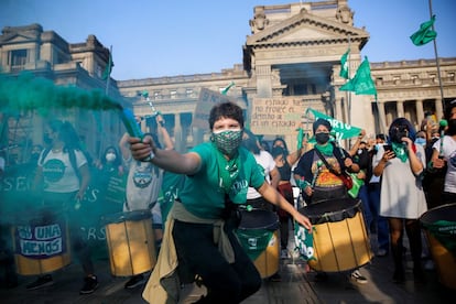 Una manifestante lanza una humareda verde durante las protestas en Lima, Perú. El movimiento feminista espera que las victorias en los tribunales de México contagien el sistema judicial del resto de los países de la región para avanzar hacia la interrupción legal del embarazo en toda Latinoamérica.