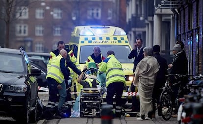 Un policia és traslladat en ambulància a l'atac contra un centre cultural a Copenhaguen, aquest 14 de febrer.