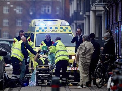 Un policia és traslladat en ambulància a l'atac contra un centre cultural a Copenhaguen, aquest 14 de febrer.