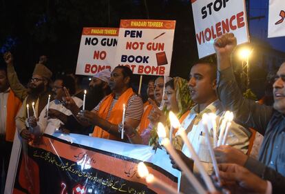 Cristianos paquistaníes sostienen velas y pancartas durante una vigilia por las víctimas de la explosión durante la noche en Lahore el 11 de julio de 2018. Miles de personas acudieron al funeral del político asesinado por un atacante suicida talibán en Peshawar, al noroeste de Pakistán.