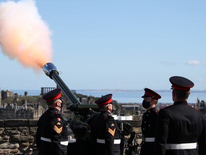 Miembros del 105 Regimiento de  la Artillería Real disparan salvas de honor, este sábado, en el castillo de Edimburgo.