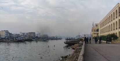 La policia senegalesa observa desde uno de los lados del río Senegal las protestas de los pescadores.