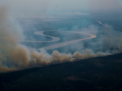 Incendios este miércoles cerca de la ciudad argentina de San Nicolás, en el delta del río Paraná, al que la sequía en Brasil y Argentina lo han dejado con un caudal mínimo.