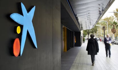 El logotipo de CaixaBank en una oficina