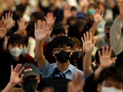 Manifestantes durante um protesto pró-democracia em um shopping center em Hong Kong, nesta quinta-feira.