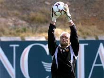 Santiago Cañizares, portero del Valencia, ayer, durante el entrenamiento.