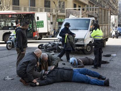 Choque mortal entre una furgoneta y una motocicleta en Barcelona, el pasado marzo.