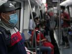 13/05/20 Usuarios del metro en un vagon de la linia 5 en plena hora punta, fase 0. 
Estado de alarma, octava semana de confinamiento generalizado para evitar los contagios por la crisis sanitaria del coronavirus. Barcelona, 13 de mayo de 2020 [ALBERT GARCIA] 
