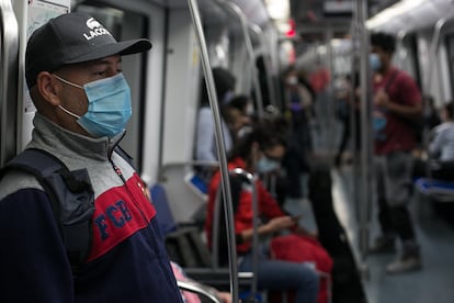 Usuarios del metro en un vagon de la línea 5 en plena hora punta, fase 0.