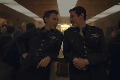 Austin Butler y Callum Turner, en el cuarto capítulo de la serie 'Los amos del aire'.