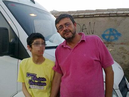 José Luis Gómez con su hijo Álvaro, que tiene gran dependencia.