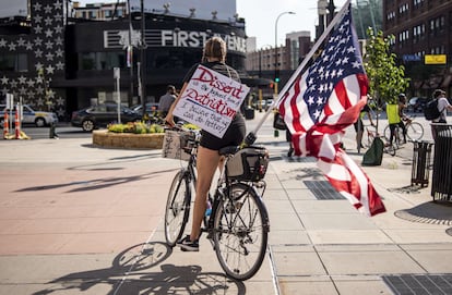 Manifestante de la marcha Roll4Justice el 4 de julio en Minneapolis (Minnesota), una protesta que criticaba la celebración de ese día.