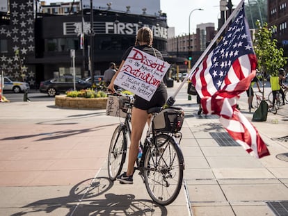 Manifestante da marcha Roll4Justice no dia 4 de julho em Minneapolis, Minnesota, um protesto que criticou a comemoração da data.