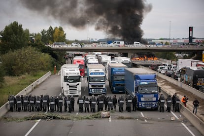 Agentes de los Mossos d'Esquadra y de la Policía Nacional durante el corte de la AP-7 a la altura de Salt, por parte de algunos manifestantes, el 13 de noviembre.