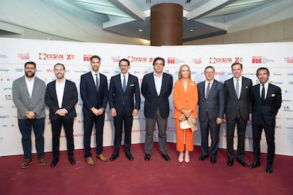 Foto de familia de los galardonados con los Premios Empresariales del Sur de España que otorgó Cesur este martes ne Badajoz. / CESUR
