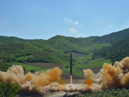 Decolagem do míssil balístico intercontinental Hwasong-14 (foto da agência norte-coreana KCNA)