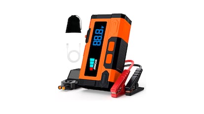 Arrancador de coche portátil sobre fondo blanco.