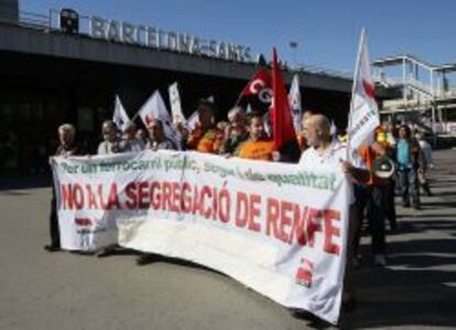 Trabajadores de Renfe durante una protesta en noviembre por la segregaci&oacute;n de las actividades de la compa&ntilde;&iacute;a.