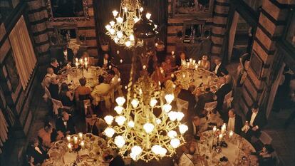 Candelabros y comensales en el Pera Palace de Estambul.