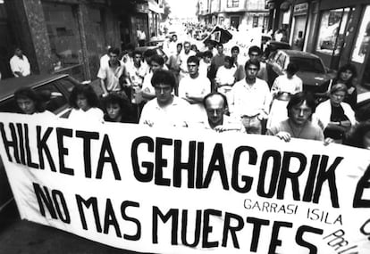 Varios cientos de personas participan en septiembre de 1989 en una manifestación en Bilbao para protestar por la muerte en atentado de ETA de la fiscal Carmen Tagle, en Madrid, y Luis Reina, en Bilbao, respondiendo a la convocatoria de la coordinadora Gesto por la Paz.