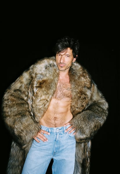 Andrés Velencoso viste abrigo Dolce & Gabbana y vaqueros Levi's.