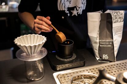 El primer paso es pesar el café.