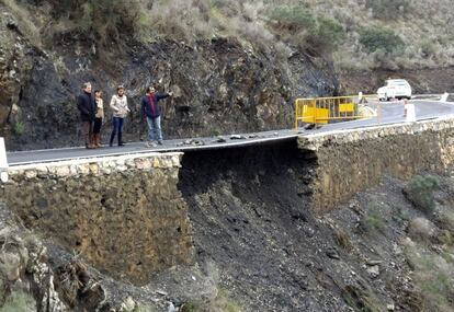 El consejero de Fomento e Infraestructuras de Murcia, Pedro Rivera (d), durante la visita que realizó a la carretera regional RM-D13, que comunica Los Mayorales Rambla y Cuesta de Gos, en Águilas, una de las vías que se encuentra cortada por desprendimiento a causa del temporal.