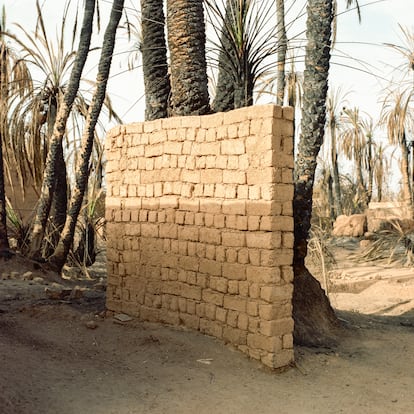 Una pared de adobe en el oasis Tighmert. Un material ecológico al que el arquitecto Hassan Fathy (Alejandría, 1900-El Cairo, 1989) describiría con una funcionalidad de “cuando éramos nosotros mismos”. Interactuar amablemente con el paisaje puede significar levantar una pared con bloques cuyo armazón es una mezcla de barro con hierbas y ramas secas. El adobe (y no el cemento) es el fruto de “la belleza innata que nos rodea”, en palabras de Fathy.