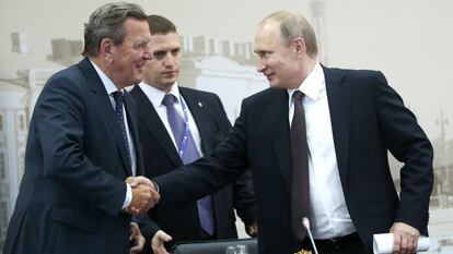 El excanciller alemán Gerhard Schröder y el líder ruso, Vladímir Putin, se saludaban en el foro económico de San Petersburgo, en junio de 2016.