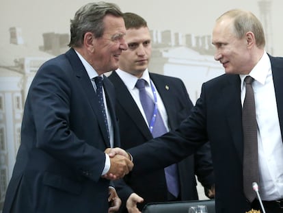 El excanciller alemán Gerhard Schröder y el líder ruso, Vladímir Putin, se saludaban en el foro económico de San Petersburgo, en junio de 2016.