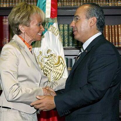 Un momento de la reunión entre María Teresa Fernández de la Vega y Felipe Calderón