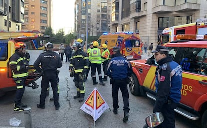 Equipos de Bomberos, sanitarios y Policía Nacional y Municipal tras el incendio en el barrio de Pacífico.