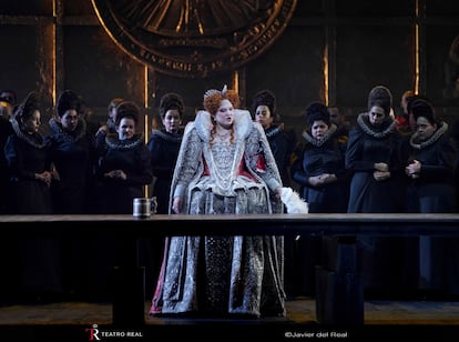 Aigul Akhmetshina (Elisabetta) y el coro titular del Teatro Real.