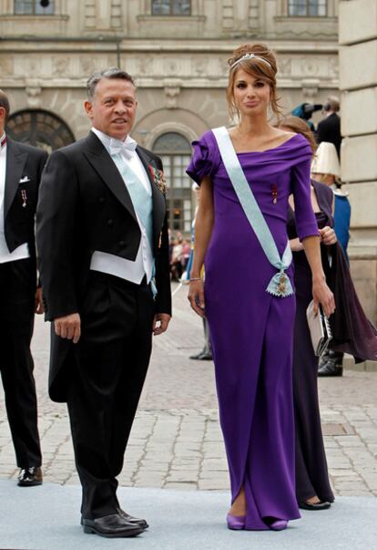 Los reyes Abdulá y Rania de Jordania, llegan a la boda de la princesa Victoria de Suecia.